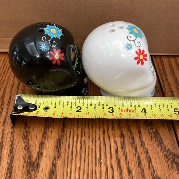 💕💀SUGAR SKULLS💀💕Dia de Los Muertos SALT/PEPPER SHAKERS NEW-lN-BOX💀🖤black/white🤍💀 - Picture 8 of 9
